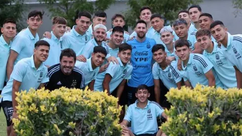 La Sub-17 junto a Lionel Messi, antes de disputar el Sudamericano.