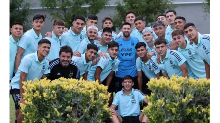 La Sub-17 junto a Lionel Messi, antes de disputar el Sudamericano.