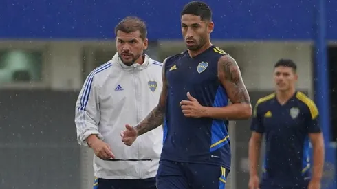 Mariano Herrón dirigiendo la práctica de Boca.