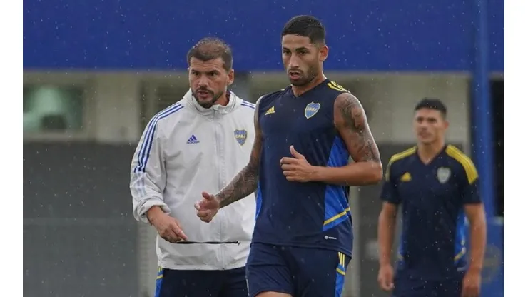 Mariano Herrón dirigiendo la práctica de Boca.