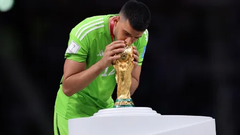 Gerónimo Rulli besando la Copa del Mundo.