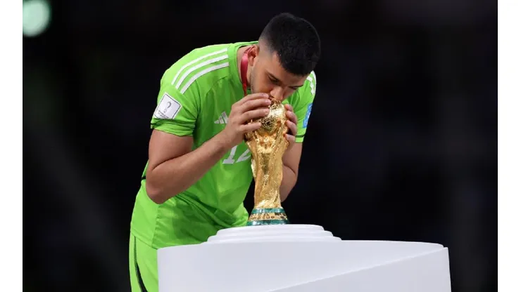 Gerónimo Rulli besando la Copa del Mundo.