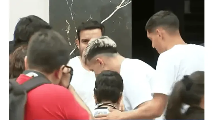 Gran gesto de Molina Lucero y Lisandro Martínez.