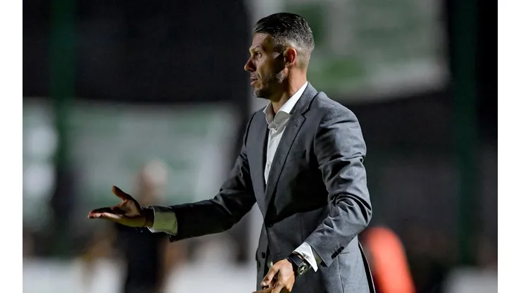 Martín Demichelis piensa en el partido del próximo viernes.