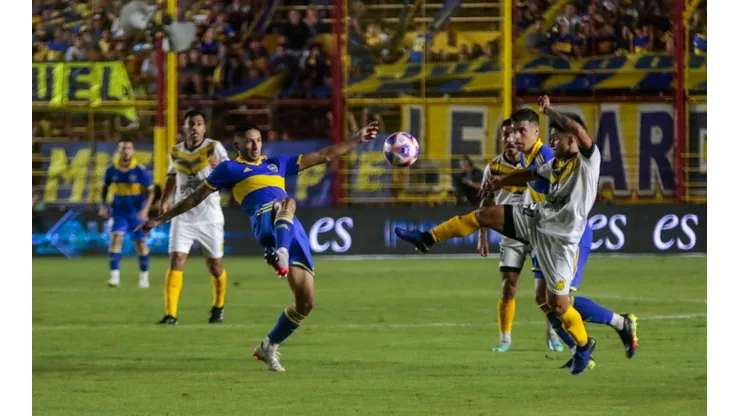 Insólito: el motivo por el que el plantel de Boca se bañó con agua mineral en el vestuario en Chaco