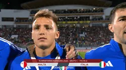 Retegui cantando el himno de Italia.