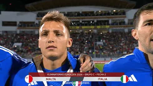 Retegui cantando el himno de Italia.