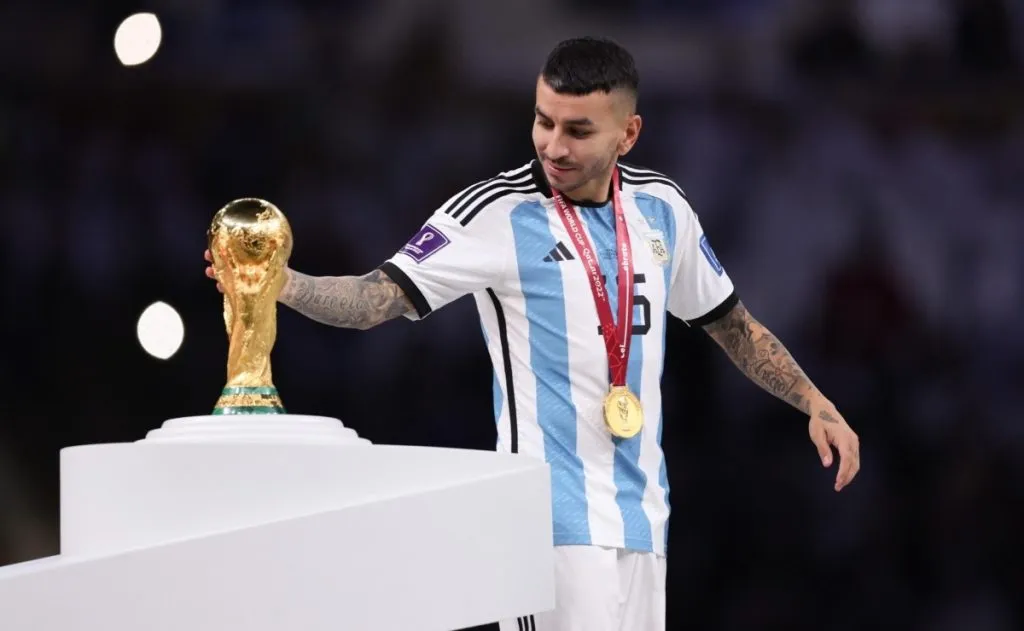 Ángel Correa con la Copa del Mundo.