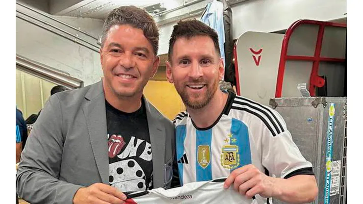 Locura en el Monumental: Messi, Scaloni y Gallardo posaron con la camiseta de River