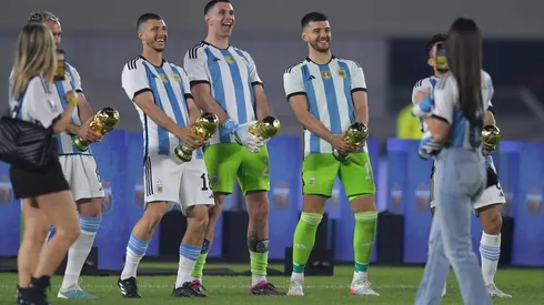 Los jugadores haciendo el festejo del arquero argentino.