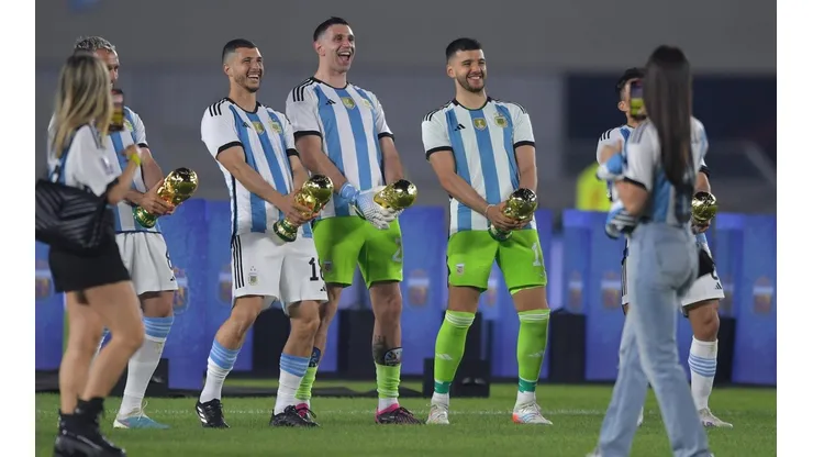Los jugadores haciendo el festejo del arquero argentino.