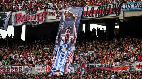 River le regaló una camiseta a Messi y los hinchas enloquecieron