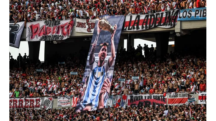 River le regaló una camiseta a Messi y los hinchas enloquecieron
