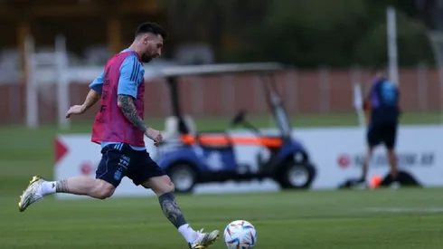 Insólito: un hincha se coló en el vestuario del predio de AFA y se sacó una foto con Messi