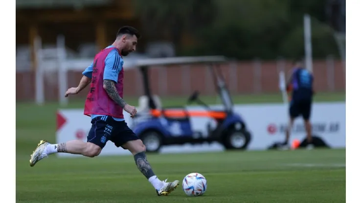Insólito: un hincha se coló en el vestuario del predio de AFA y se sacó una foto con Messi