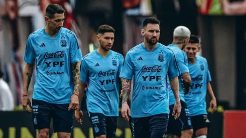 Echeverri junto a los cracks de la Selección Argentina.