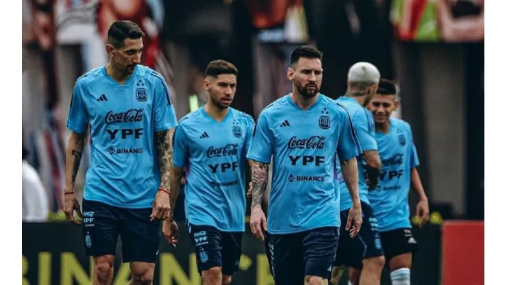 Echeverri junto a los cracks de la Selección Argentina.