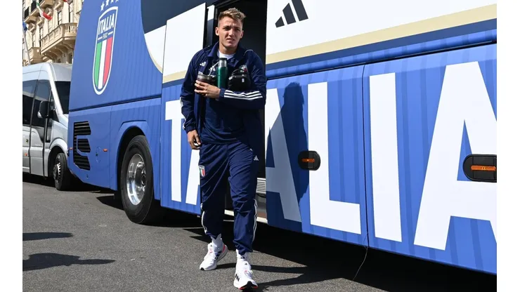Con mate en mano, Mateo Retegui ya está en Napoli a la espera del Italia vs. Inglaterra.