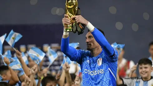 Franco Armani con la Copa del Mundo.