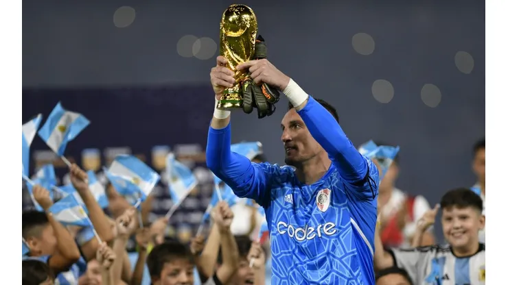 Franco Armani con la Copa del Mundo.