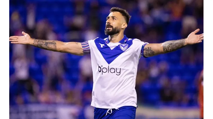 Lucas Pratto festejando el primero de Vélez.