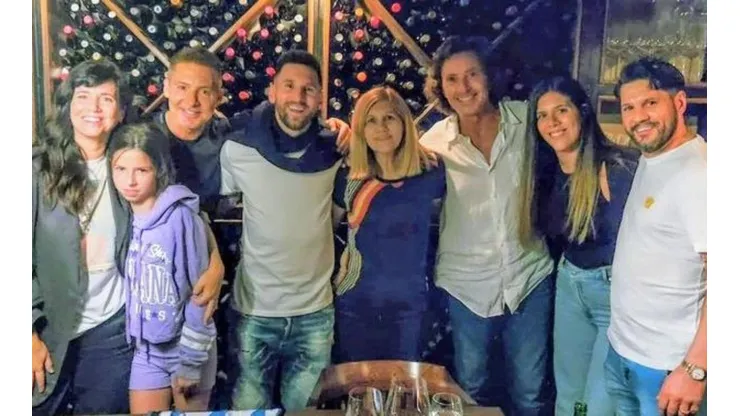 Lionel Messi en la cena en Don Julio, junto a Adrián Suar y familia.