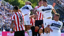 Gimnasia y Estudiantes se enfrentan en el Clásico de La Plata.