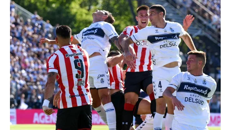 Gimnasia y Estudiantes se enfrentan en el Clásico de La Plata.