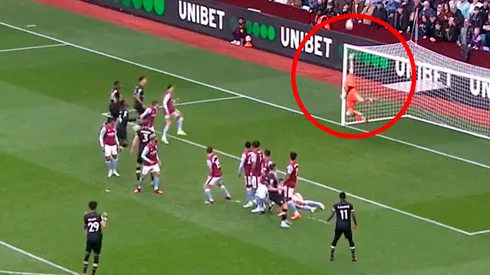 VIDEO | Dibu Martínez voló al ángulo y sacó una pelota increíble