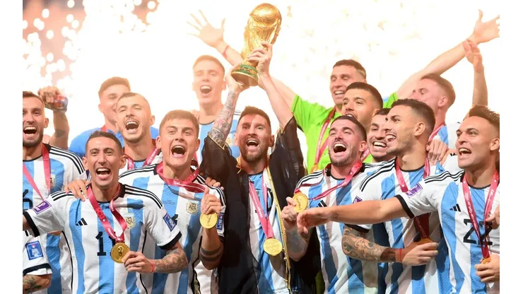 Argentina levantando la Copa del Mundo de Qatar 2022.