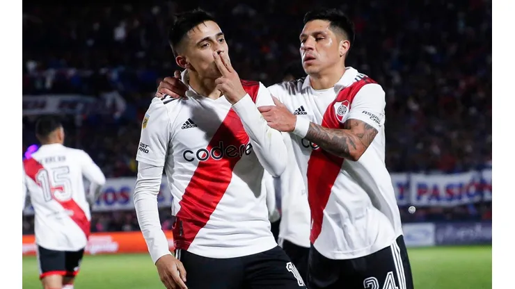 Solari festejando un gol junto a Enzo Pérez.