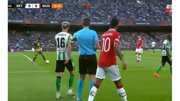 VIDEO | Tuvieron que separarlos: Pezzella se cruzó con Rashford y casi se van a las piñas