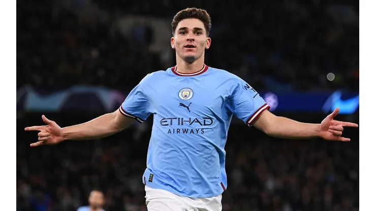 Julián Álvarez se va de Manchester City