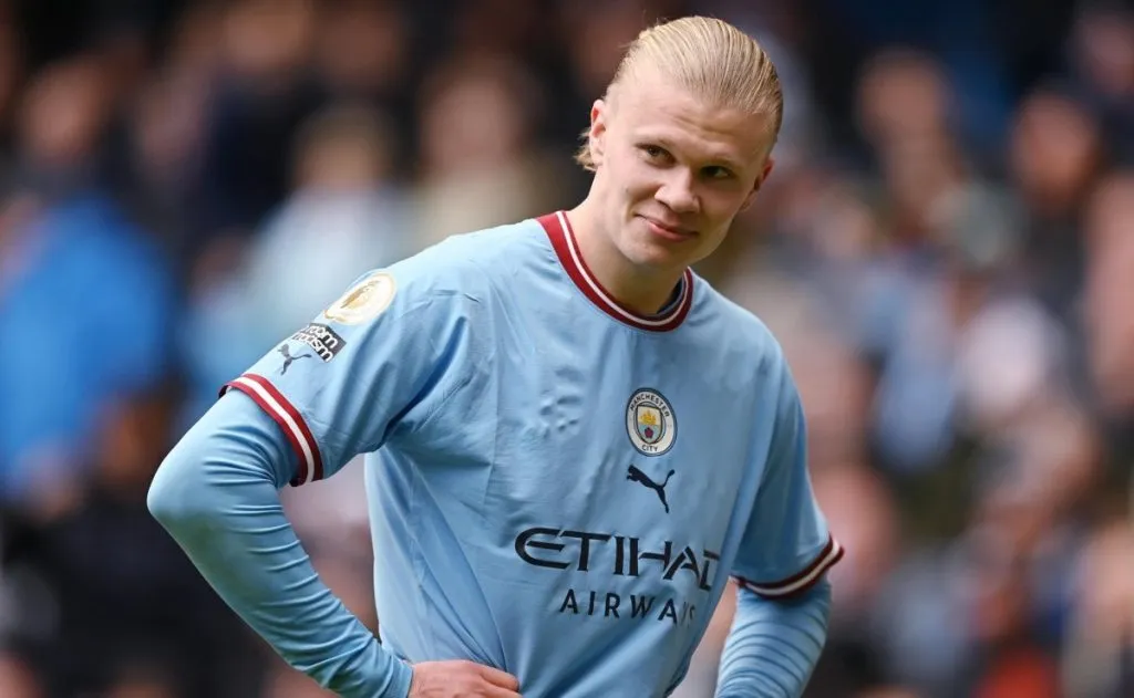 Obi Mikel destrozó a Erling Haaland.