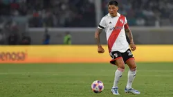 Enzo Pérez, contento por el andar de su compañero.