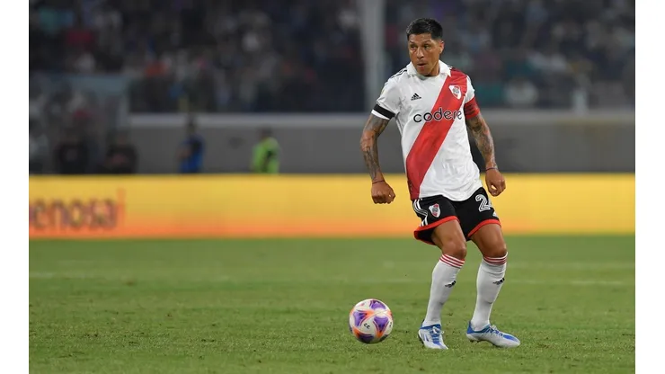 Enzo Pérez, contento por el andar de su compañero.