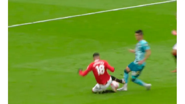 VIDEO | Llanto, consuelo y roja: la brutal patada de Casemiro a Alcaraz que pudo terminar mal