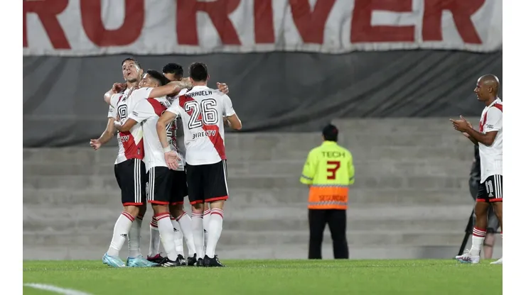 El festejo de los jugadores de River en el primer gol.