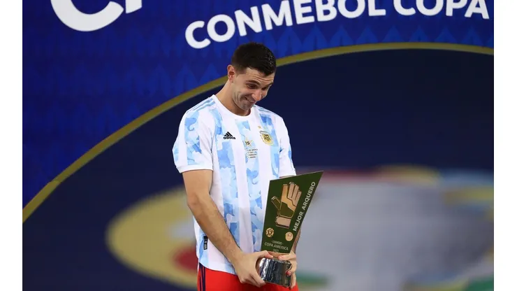 Dibu Martínez reveló cómo rompió el trofeo de mejor arquero de la Copa América 2021