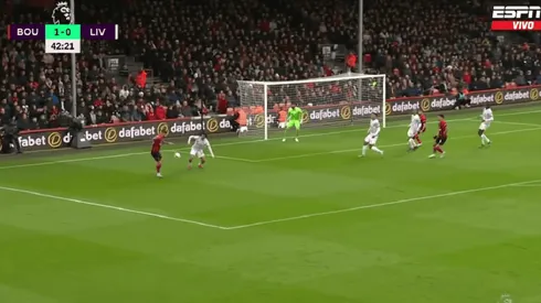 VIDEO | Senesi la paró de pecho, metió jueguitos y casi asiste para el 2 a 0 del Bournemouth