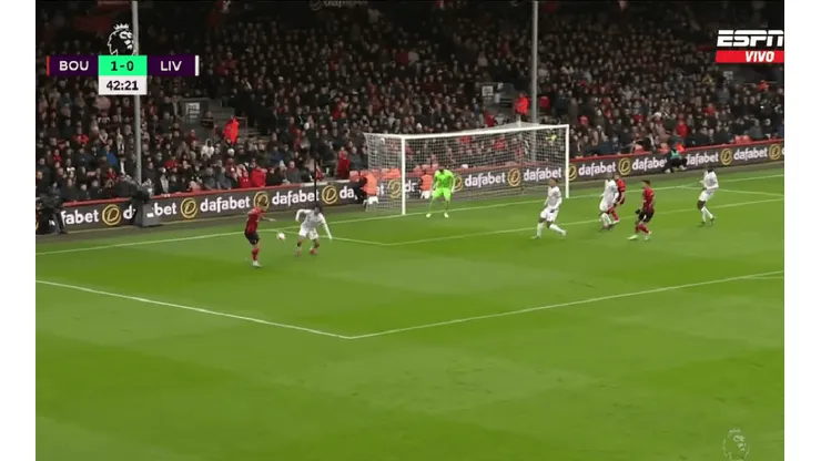 VIDEO | Senesi la paró de pecho, metió jueguitos y casi asiste para el 2 a 0 del Bournemouth