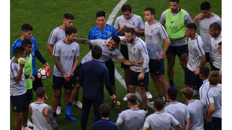 Cruce entre ídolos de Boca: Tevez le apuntó a Guillermo Barros Schelotto por la final de Madrid