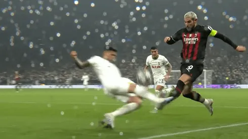 La jugada que terminó con la roja para Cuti Romero.