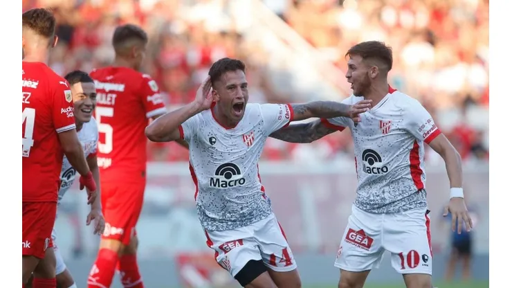 Linares celebrando el 2-2 de Instituto en Avellaneda.