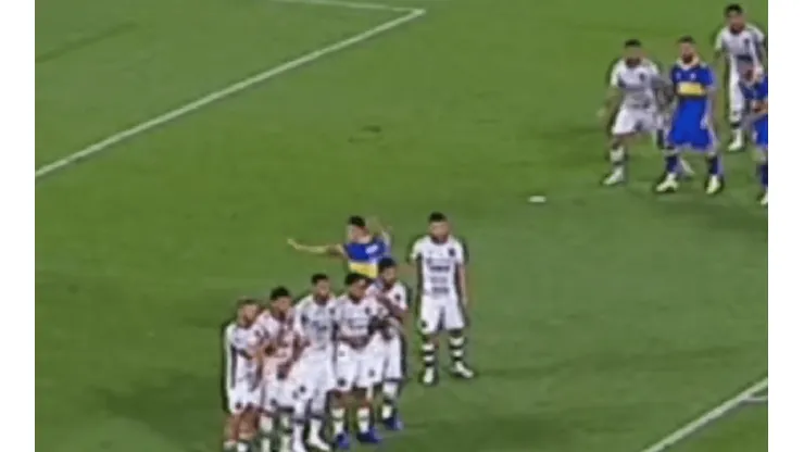 ¿Jugada preparada? Todos hablan de lo que hizo Roncaglia en este tiro libre