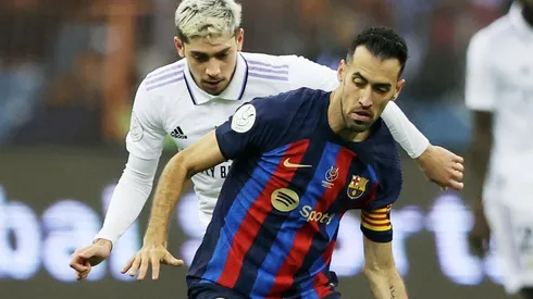 Federico Valverde y Sergio Busquets, representantes del Clásico entre Real Madrid y Barcelona.