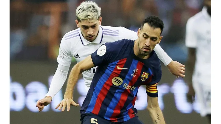 Federico Valverde y Sergio Busquets, representantes del Clásico entre Real Madrid y Barcelona.