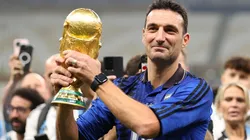 Lionel Scaloni junto al trofeo más anhelado.
