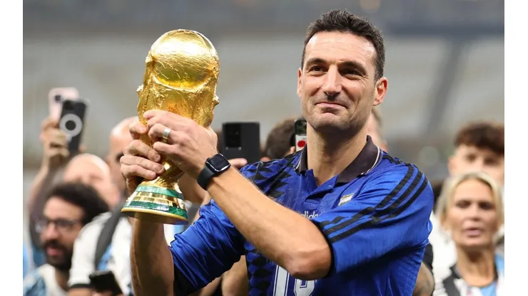 Lionel Scaloni junto al trofeo más anhelado.