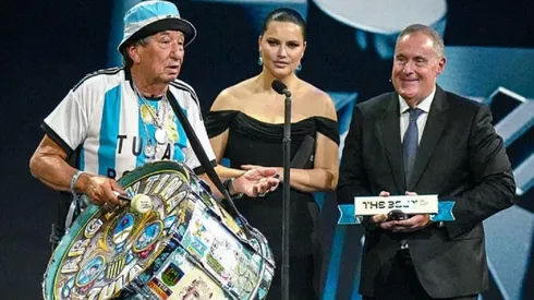 Tula recibiendo el premio representando a la hinchada argentina.